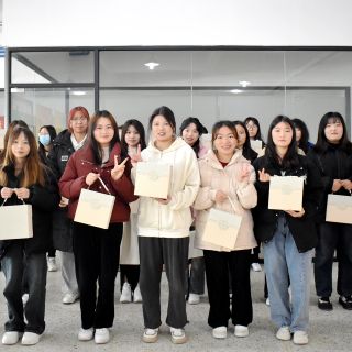 “送你一朵小红花”！黄金城集团开展妇女节福利赠送活动